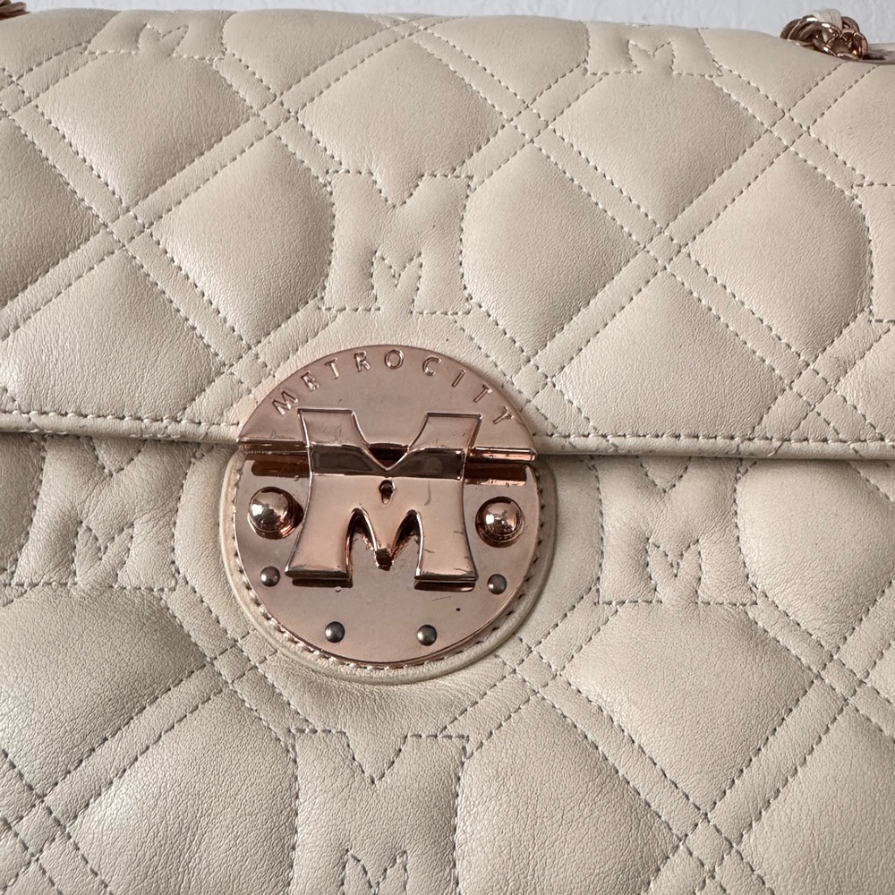 Cream Quilted Shoulder Bag with Rose Gold-Tone Chain and Emblem - Picture 5 of 6